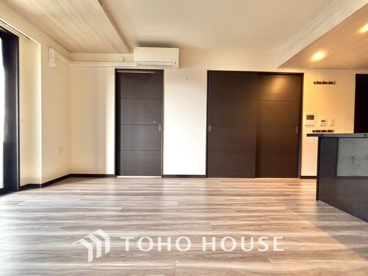 内装 居心地のいい暮らしには欠かせない眩い採光。ゆったりとした幅の窓からこの空間に降り注ぐ採光が絶えない。明るいリビングこそ居心地のいい暮らしが待っているのだと思う。