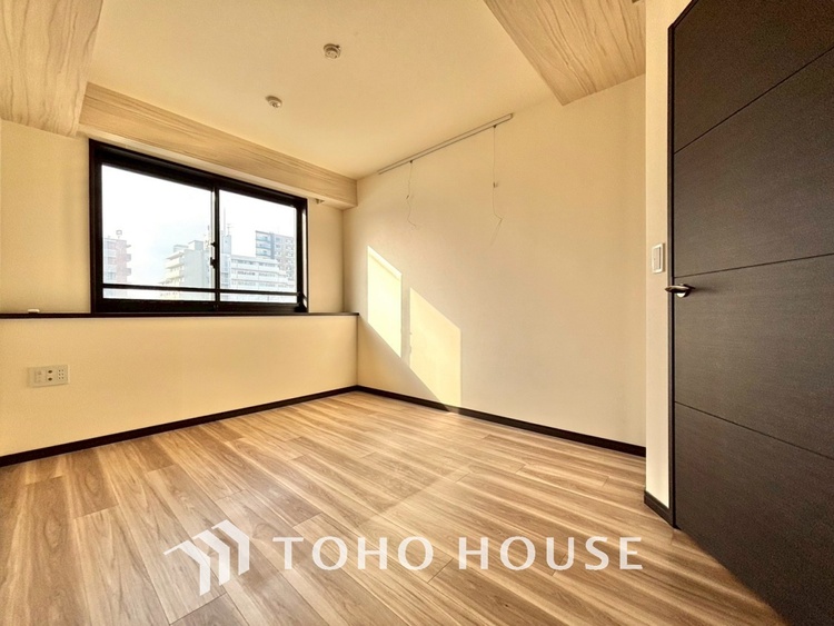 内装 風の通り道。舞い込んでくる風が優しく躍り、室内に爽やかな空気を運んでくる。そこに季節の息吹を感じて、いまがどんな季節なのかを実感する。