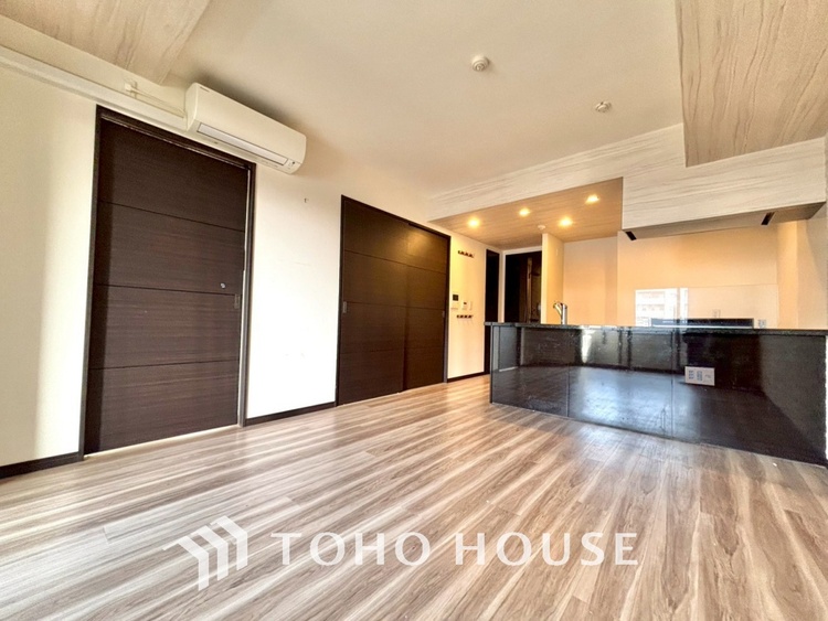 内装 叶えたかったのは落ち着きのあるナチュラルな風合い、そして開放感があるリビング。優雅な気分に浸れる幸せな時間を家族が自然と集まりたくなるこの空間で。