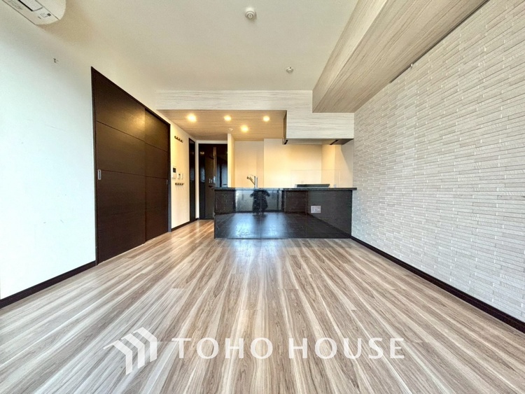 内装 ◆サンサンと◆差し込む太陽の光がこのリビングに笑いをもたらす。ソファの上のクッションがポカポカした暖気にぬくぬくと微睡んでいる。