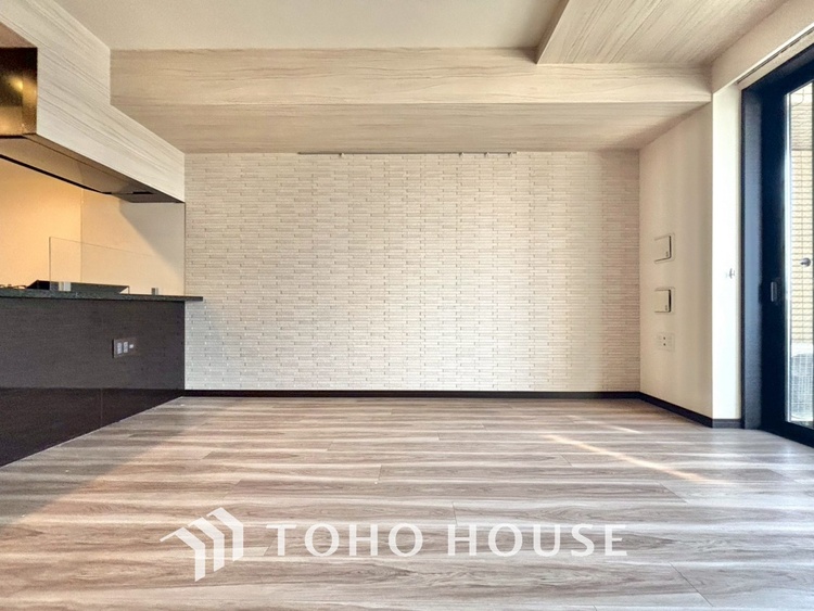 内装 ここはみんなが集い、食事と楽しい会話が始まる場所。話に夢中になりすぎて、ついつい時を忘れ、夜半過ぎになってしまう。そんな束の間の幸せを感じさせてくれます。