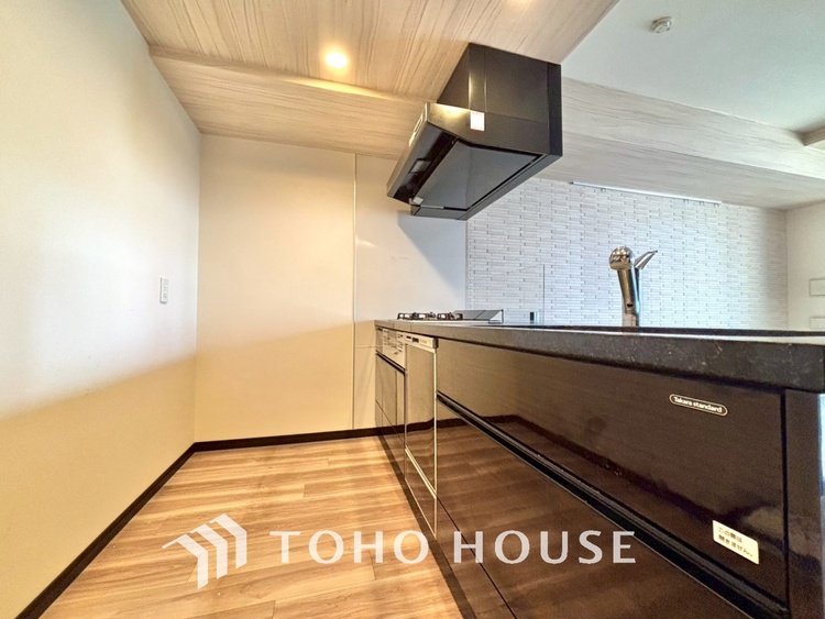 キッチン 手元の収納から、足元の収納までが全てスライド式で、奥のスペースまで有効に活用できます。奥まで上から見渡せるので、たまにしか使わない調理器具もサッと取出せます。