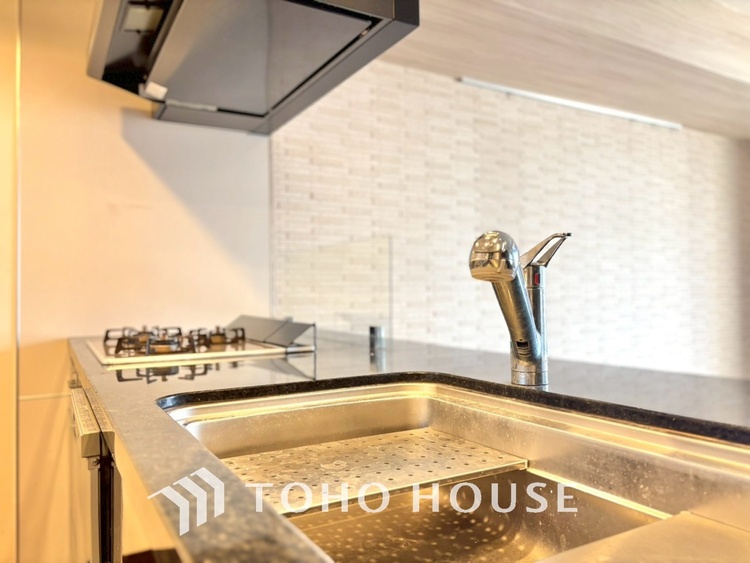 キッチン ◆愛育◆キッチンは家族の絆を育む大切な空間。シンプルで使い易いSystemKitchenで愉しく作る料理は愛情のある美味しいご馳走に。家族で使える広々としたダイニングキッチンです。