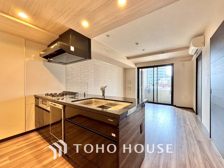 キッチン キッチンは家族の絆を育む大切な空間。シンプルで使い易いシステムキッチンで愉しく作る料理は愛情のある美味しいご馳走に。家族で使えるダイニングキッチンです。