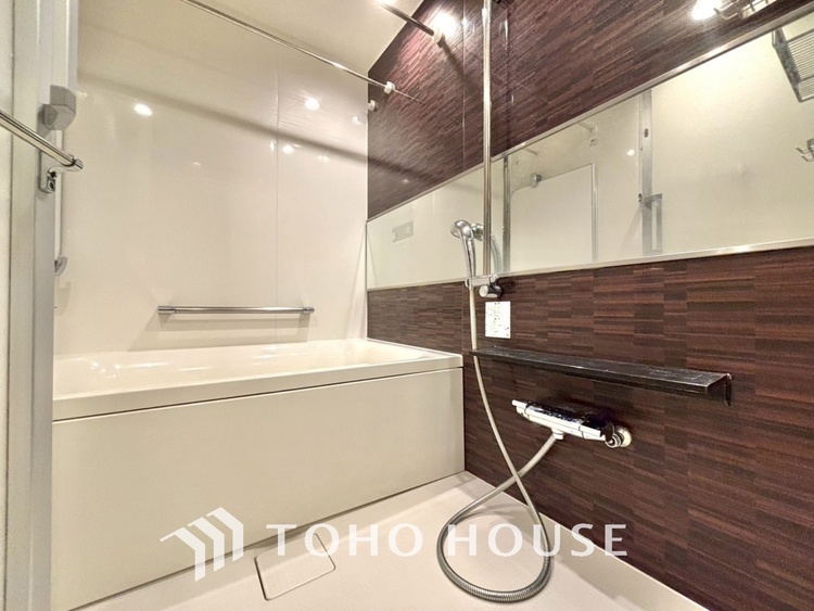 風呂 【浴室】《一日の疲れを落としてくれる場所は、落ち着く場所でなければならない》　高級感溢れるカラーと大きさ・柔らかな曲線で構成された半身浴も楽しめるバスタブが心地よさをもたらします。