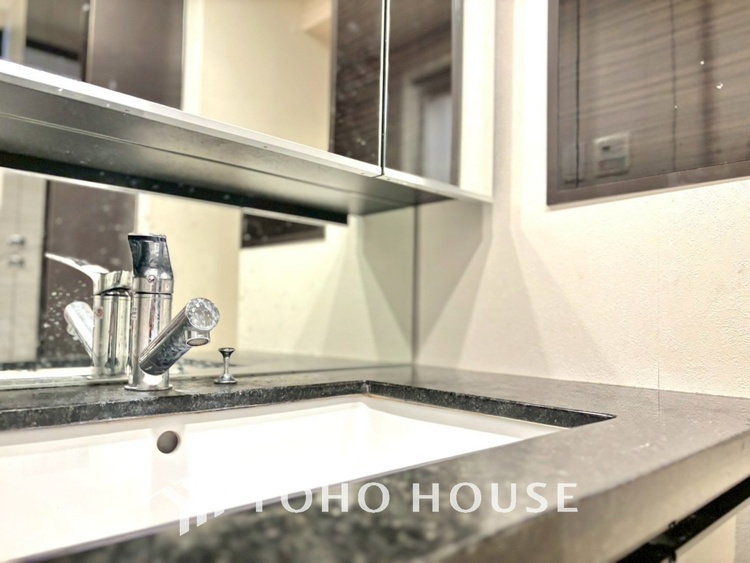 洗面 気持ちの良い朝をつくりだし、夕方には笑顔を取り戻させてくれるミラー。パウダールームはいつでも本来の自分を取り戻せる空間。明るく仕上げてあります。