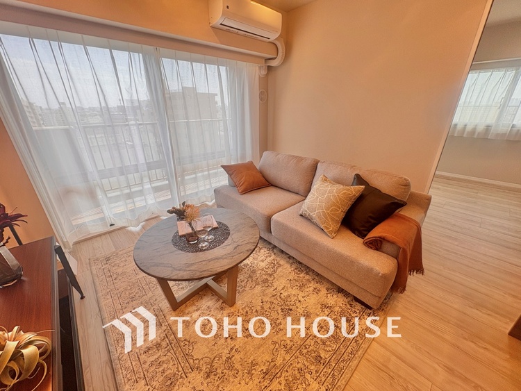 内装 居心地のいい暮らしには欠かせない眩い採光。ゆったりとした幅の窓からこの空間に降り注ぐ採光が絶えない。