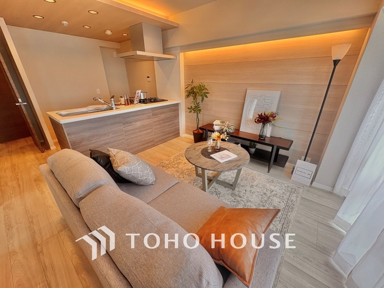 内装 叶えたかったのは落ち着きのあるナチュラルな風合い、そして開放感があるリビング。優雅な気分に浸れる幸せな時間を家族が自然と集まりたくなるこの空間で。