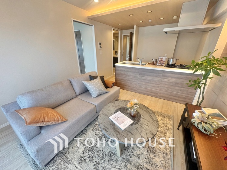 内装 ◆サンサンと◆差し込む太陽の光がこのリビングに笑いをもたらす。ソファの上のクッションがポカポカした暖気にぬくぬくと微睡んでいる。