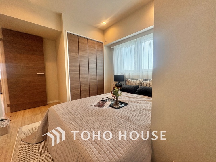 内装 使いやすく、明るい洋室に仕上がります。子供部屋や趣味のお部屋にご利用できます。ご自身で家具などを配置し、素敵な空間を創り上げられます。