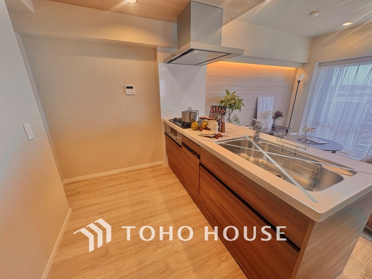 キッチン 奥のスペースまで有効に活用できます。奥まで上から見渡せるので、たまにしか使わない調理器具もサッと取出せます。