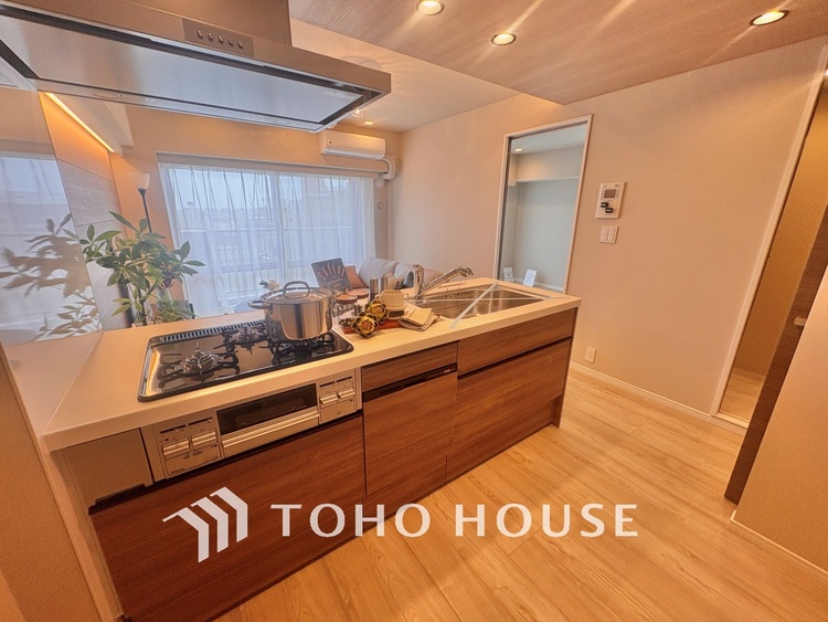 キッチン ◆愛育◆キッチンは家族の絆を育む大切な空間。シンプルで使い易いSystemKitchenで愉しく作る料理は愛情のある美味しいご馳走に。家族で使える広々としたダイニングキッチンです。