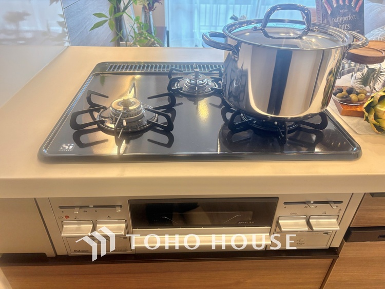 キッチン 毎日料理をする、料理が好き、家族が多くて量を作る必要がある、等の方々にとっては必須の３口コンロ。同時進行で効率アップはもちろん鍋を移動する回数が減り、無駄な動きを軽減することが出来ます。