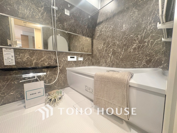 風呂 【浴室】《一日の疲れを落としてくれる場所は、落ち着く場所でなければならない》　高級感溢れるカラーと大きさ・柔らかな曲線で構成された半身浴も楽しめるバスタブが心地よさをもたらします。