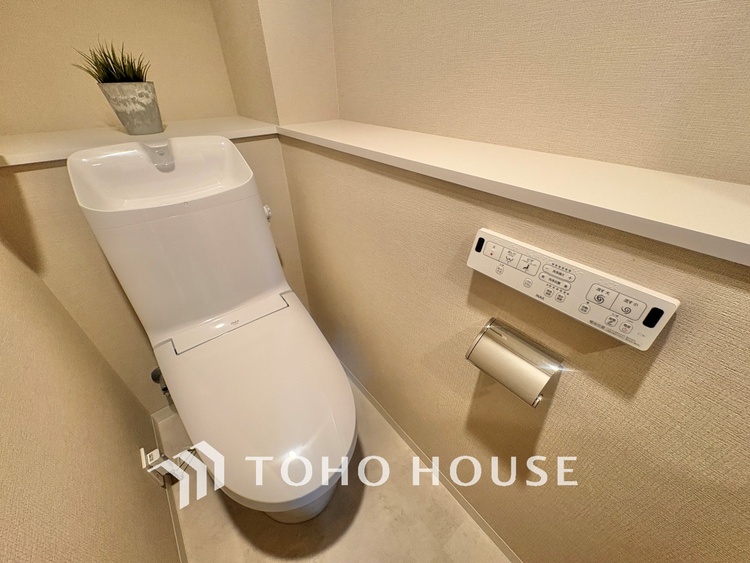 トイレ 清潔感あるホワイト調のクロスと温もり溢れるモダンカラーの床材が見事に調和した本邸宅は、毎日の生活を少しでも快適に過ごして頂ける様に落ち着いた雰囲気作りから行っています。