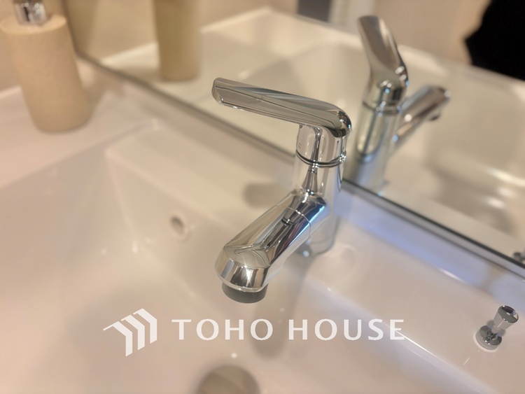 洗面 気持ちの良い朝をつくりだし、夕方には笑顔を取り戻させてくれるミラー。パウダールームはいつでも本来の自分を取り戻せる空間。明るく仕上げてあります。