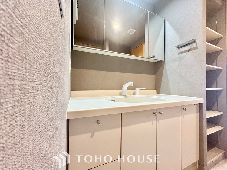 洗面 【WASHROOM】◆快適◆煌びやかな暮らしの中にも忘れたくない快適さ。大きな収納が助けてくれます。