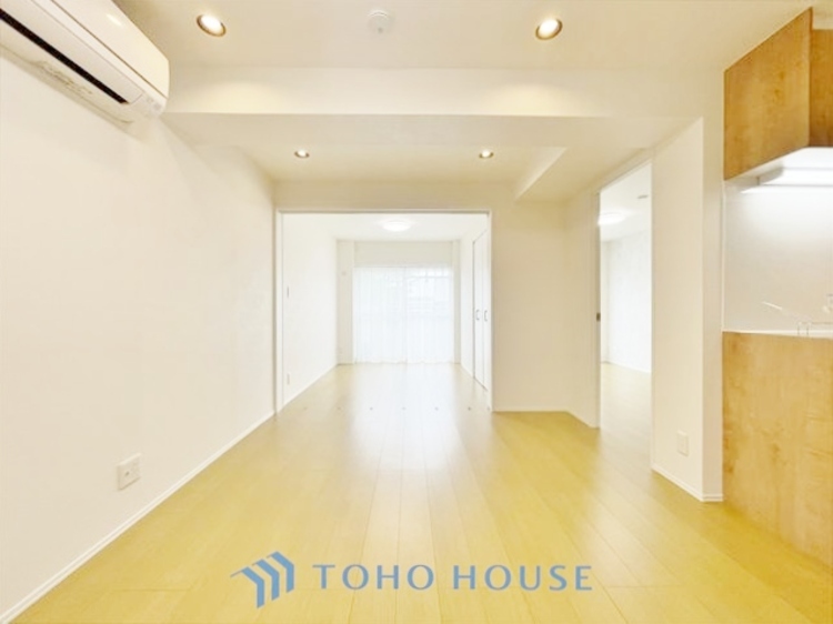 内装 ◆木漏れ日◆の様な採光が優しく足元を照らし、心地いい暮らしの道しるべを写し出す。この空間で過ごす家族との語らいの時間がとても素敵で幸せを感じるかもしれない。