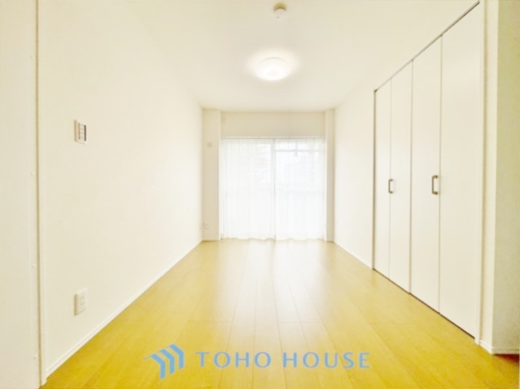 内装 ◆窓を開けると◆冷涼な風、そよぐリビング。だんらんの場所はここから始まり、ここで終わる。家族の笑顔が集う素敵な場所だから、こだわり抜いた思いが詰まっているのだと思う。