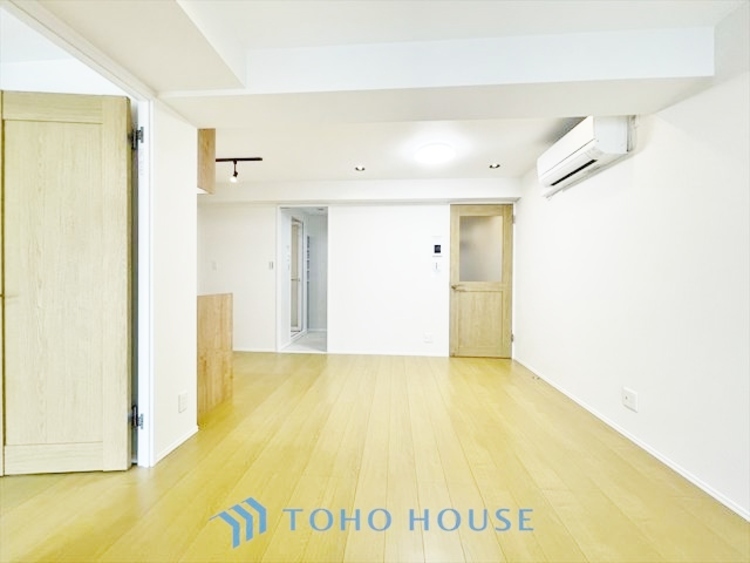 内装 ◆結ばれた◆玄関ドアを開けるとリビングから聞こえる小走りの足音。靴を脱ぎかけ目の前に立つ君の瞳と交差する。君は微笑みその刹那に心奪われる。佇む僕と君の間に赤い糸が結ばれた。