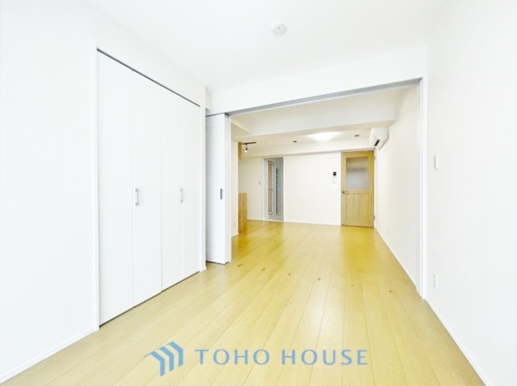 内装 ◆今宵の食卓◆ダウンライトに反射するグラスを眺めながらワインを注ぐ。トクトクと心地いい音をさせながら、フランスの古城を思わせる薫りがたちこめ、とても幸せな時を過ごせる。