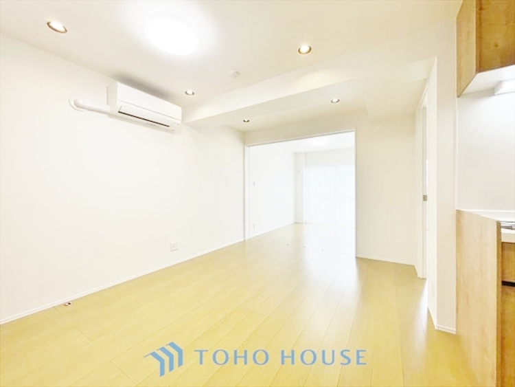 内装 ◆窓を開けると◆冷涼な風、そよぐリビング。だんらんの場所はここから始まり、ここで終わる。家族の笑顔が集う素敵な場所だから、こだわり抜いた思いが詰まっているのだと思う。