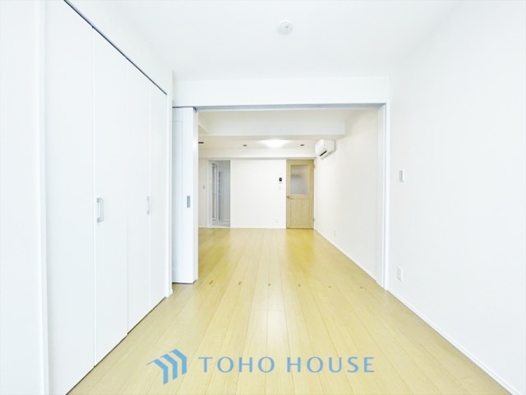 内装 ◆リビングルーム◆そこには目を輝かせ笑顔で見つめてくれる君がいて、「おかえり」の言葉がこだまする。何気ない日々の挨拶は僕にとっては幸せで、同時に君の瞳にも恋している。