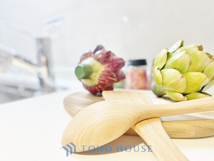 キッチン ◆今宵の食卓◆ダウンライトに反射するグラスを眺めながらワインを注ぐ。トクトクと心地いい音をさせながら、フランスの古城を思わせる薫りがたちこめ、とても幸せな時を過ごせる。