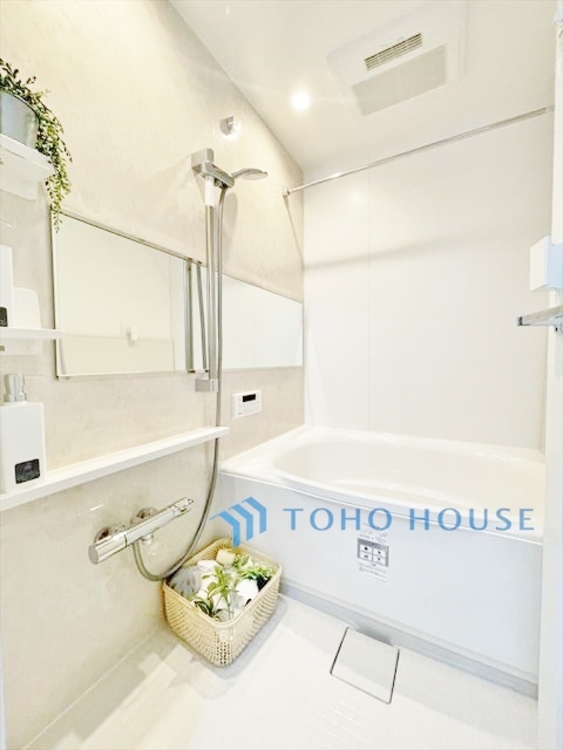 風呂 ◆陽溜まり◆の温もりを感じ、ふわりと寄り添う太陽の妖精たちが自然と僕達を微睡ませる。うとうとしたい訳ではないがそんな時間が嫌いじゃない自分がここにいる。