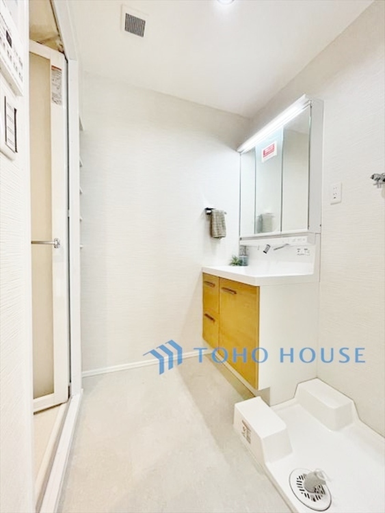 洗面 ◆サンサンと◆差し込む太陽の光がこのリビングに笑いをもたらす。ソファの上のクッションがポカポカした暖気にぬくぬくと微睡んでいる。