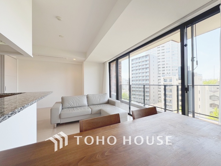 内装 【LIVING】◆眩い◆光が燦々と入り、家族の笑顔を照らす。「いつまでも続いて」と願う夢のような毎日がここにある。