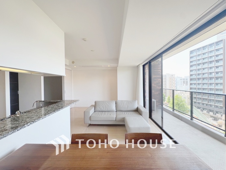 内装 【LIVING】◆陽光◆が差し込む。この開放的なLDKに家族の笑顔が集う。家族が一緒に過ごす空間は明るく、そして居心地よく。