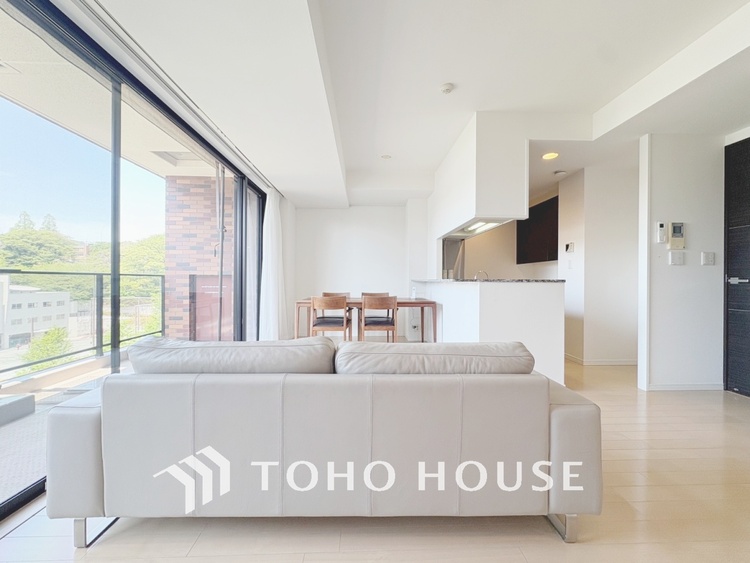 内装 【LIVING】◆扉を◆開くとこの景色。家族の”おかえり”の声が聞こえてきそう。