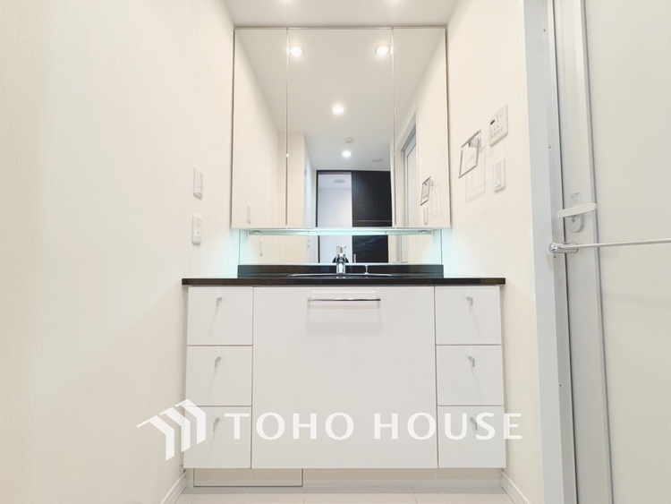 洗面 【WASHROOM】◆快適◆煌びやかな暮らしの中にも忘れたくない快適さ。大きな収納が助けてくれます。