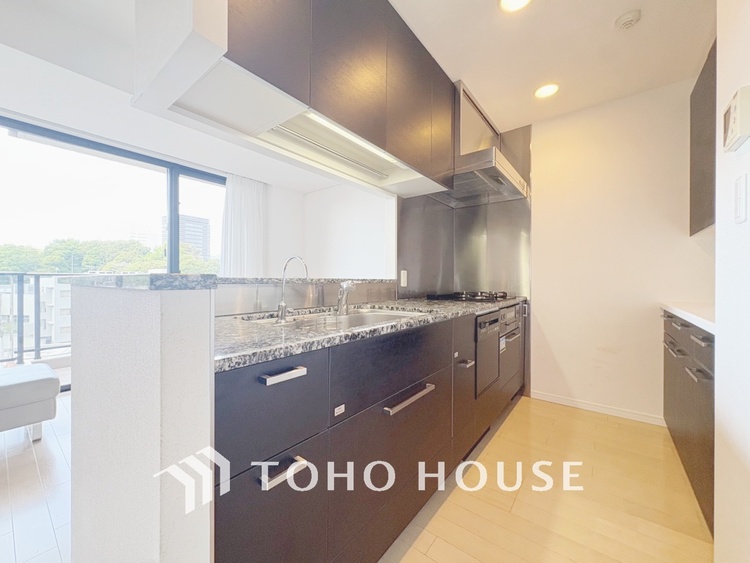 その他 【KITCHEN】◆開放的◆後片付けが楽なシステムキッチン。収納スペースの充実！