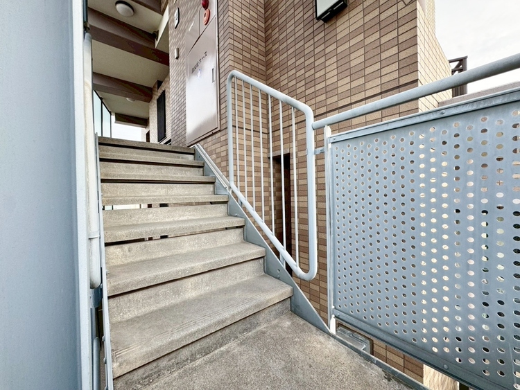 その他 共用部の階段です。明るく清潔に管理されています。