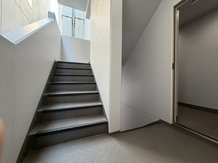 その他 共用部の階段です。明るく清潔に管理されています。