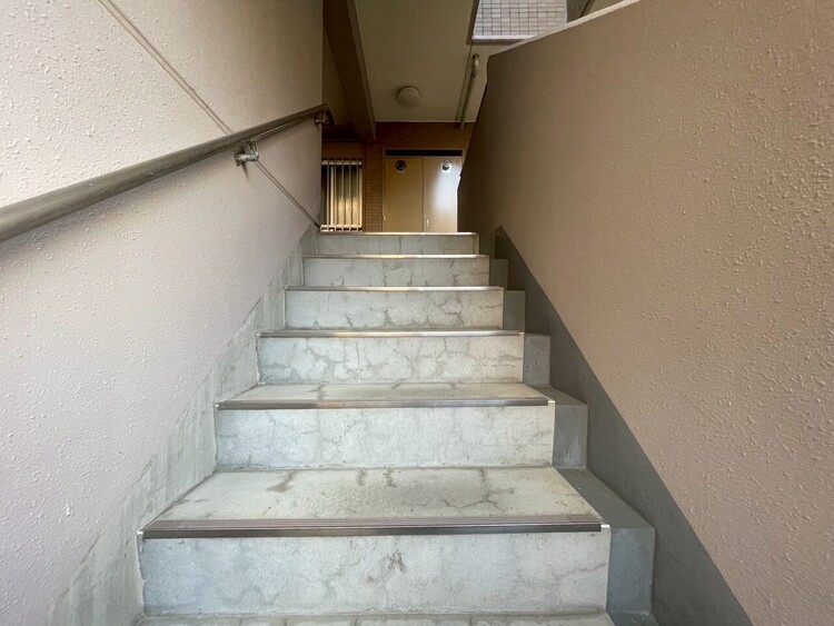 その他 共用部の階段です。明るく清潔に管理されています。