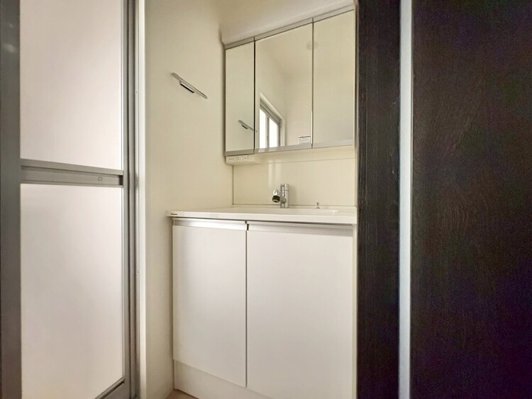 その他 清潔感を感じられる洗面化粧台。