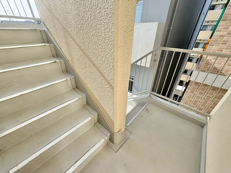その他 共用部の階段です。明るく清潔に管理されています。