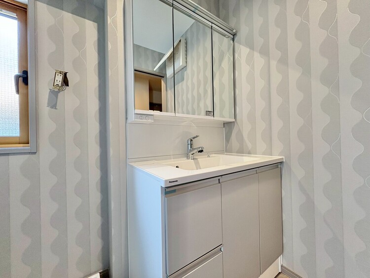 その他 清潔感を感じられる洗面化粧台。