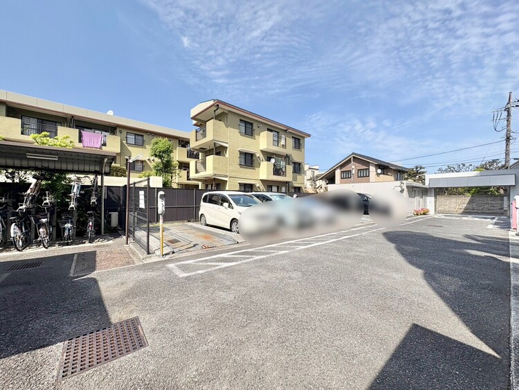 駐車場 本物件の駐車スペースです。車種制限のある場合もございますので、お気軽にお問い合わせくださいませ。
