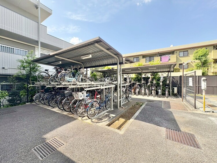 設備 整理整頓された駐輪場で、管理体制の良好さがうかがえます。