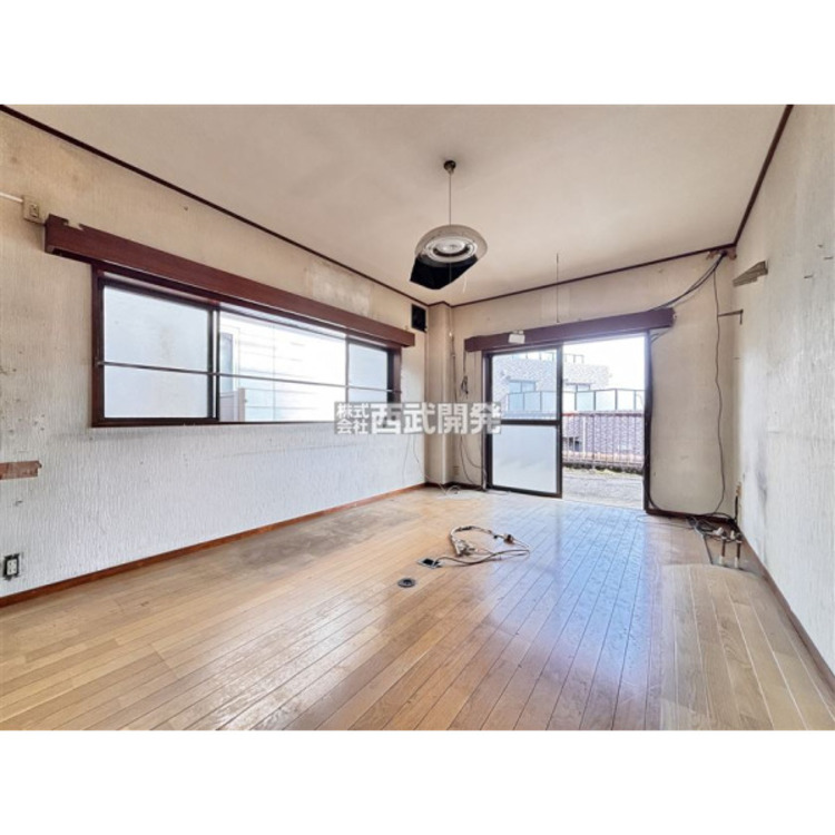 居間 照明器具等は価格に含まれません。