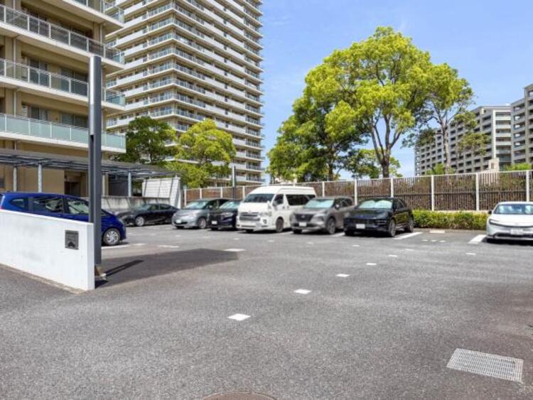 駐車場 敷地内に設けられた駐車スペース。