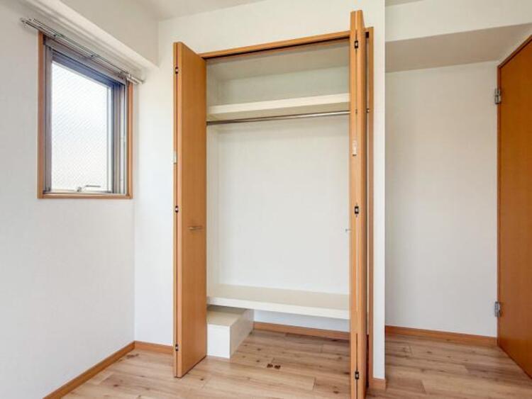 収納 クローゼットは棚やハンガーパイプが付いており、スーツや上着などが収納可能です。