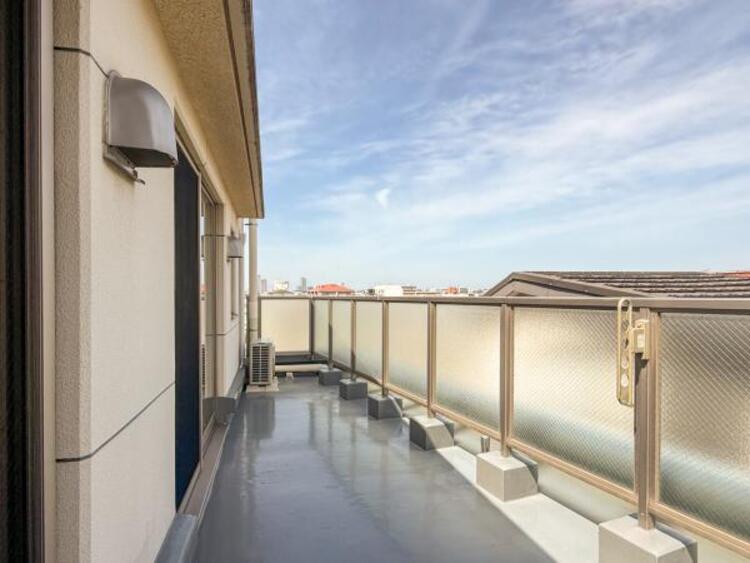 バルコニー 陽の光に照らされるバルコニーを、爽やかな涼風が吹き抜けていきます。