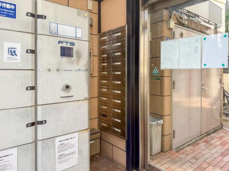 エントランス エントランスに備え付けの郵便受けです。