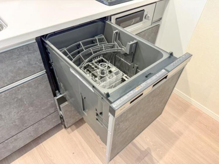 設備 食器洗浄乾燥機　食器の後片付けに便利な食器洗浄乾燥機を標準装備。ビルトインタイプなので見た目もスッキリ、特に共働き世帯のご家族には必須品です。