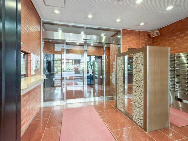 エントランス 清潔感のある明るいエントランスが、毎日の帰宅を心地よく迎えてくれます。
